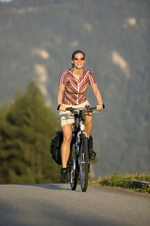 Deutschland, Bayern, Mittenwald, Mountainbiken für Frauen - DSF00012