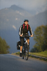 Deutschland, Bayern, Mittenwald, Mountainbiken für Frauen - DSF00009
