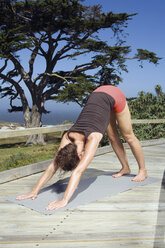 Junge Frau übt Yoga - ABF00448