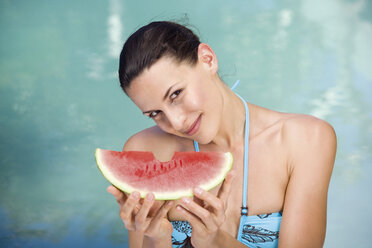 Junge Frau im Bikini hält Melone, Porträt - ABF00429