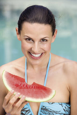 Junge Frau im Bikini hält Melone, Porträt, Nahaufnahme, lizenzfreies Stockfoto