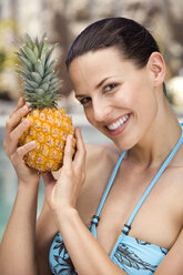 Junge Frau im Bikini mit Ananas, Porträt - ABF00427