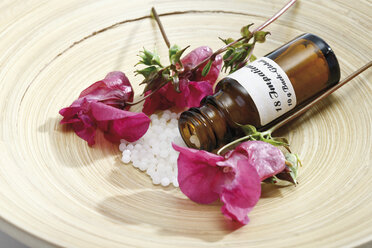 Fläschchen mit Bachblüten Stock Remedy, Impatiens auf Holzteller - 09124CS-U