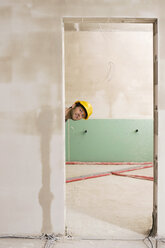 Bauarbeiter späht durch die Tür - WESTF09008