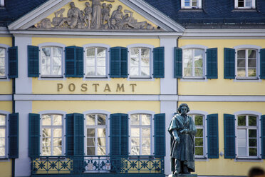 Deutschland, Bonn, Beethoven-Denkmal mit Postamt im Hintergrund - 09227CS-U
