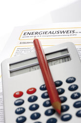 Taschenrechner und Energieausweis, Nahaufnahme - 09287CS-U