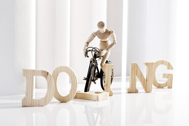 Symbolisch für Doping: Holzfigur auf Rennrad - 09270CS-U