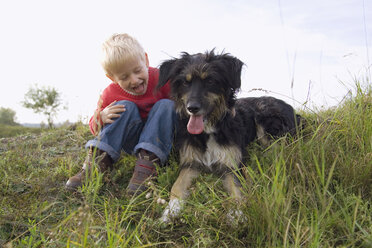 Kleiner Junge (3-4) spielt mit Hund - SMOF00169