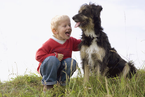 Kleiner Junge (3-4) spielt mit Hund - SMOF00168