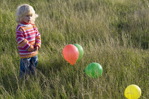 Kleines Mädchen (2-3) spielt mit Luftballons - SMOF00160