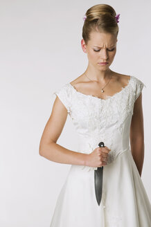 Junge Braut mit Messer, Porträt - NHF00907
