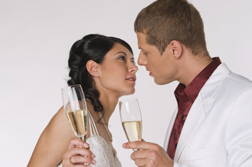 Braut und Bräutigam mit Champagner, Porträt - NHF00872