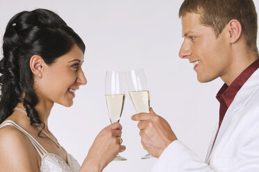Braut und Bräutigam mit Champagner, Porträt - NHF00871