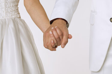 Braut und Bräutigam halten sich an den Händen, Mittelteil, Nahaufnahme - NHF00870