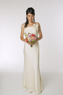 Junge Braut mit Blumenstrauß - NHF00855