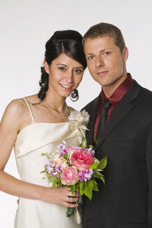Porträt von Braut und Bräutigam an ihrem Hochzeitstag - NHF00847
