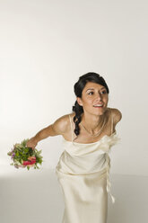 Junge Braut wirft Blumenstrauß - NHF00846