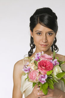 Junge Braut mit Blumen in der Hand, Nahaufnahme - NHF00845