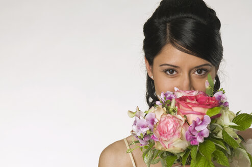 Junge Braut mit Blumen in der Hand, Nahaufnahme - NHF00844