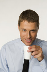 Geschäftsmann mit Tasse Kaffee, Porträt - NHF00832