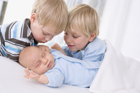 Baby girl (2 months), boy (2-3 years) and boy (4-5 years), portrait - SMO00317