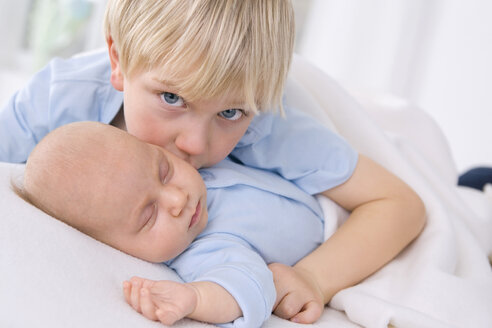 Baby girl (2 months) with boy (4-5 years), portrait - SMO00316