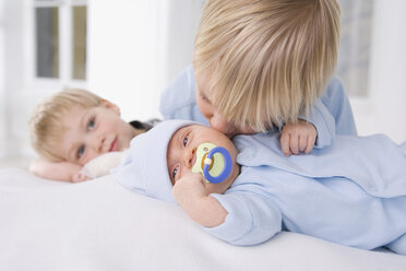 Baby girl (2 months), boy (2-3 years) and boy (4-5 years), portrait - SMO00304