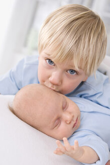 Baby girl (2 months) with boy (4-5 years), portrait - SMO00301