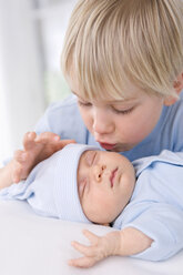 Baby girl (2 months) with boy (4-5 years), portrait - SMO00299