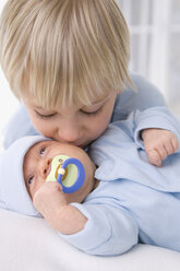 Baby girl (2 months) with boy (4-5 years), portrait - SMO00298