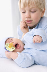 Baby girl (2 months) with boy (4-5 years), portrait - SMO00297