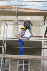 Architect and construction worker on site - WESTF09141