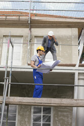 Architekt und Bauarbeiter auf der Baustelle - WESTF09141