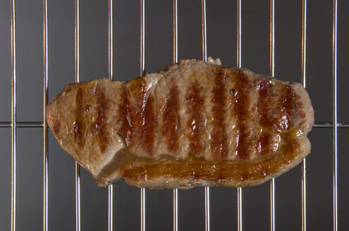 Gegrilltes Rumpsteak auf dem Grill, Blick von oben - THF00901