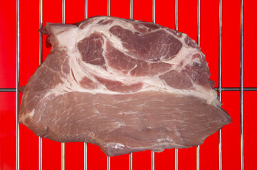 Rohes Steak auf dem Grill, Blick von oben - THF00897
