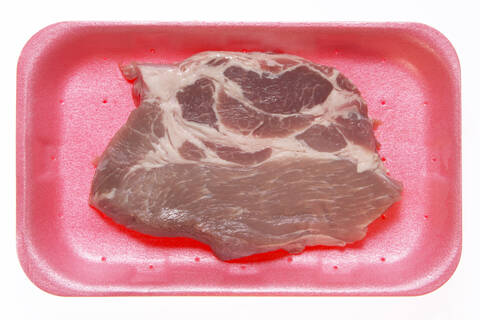 Rohes Steak in Styroporbox, Ansicht von oben, lizenzfreies Stockfoto