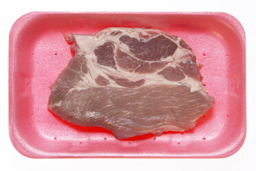 Rohes Steak in Styroporbox, Ansicht von oben - THF00892