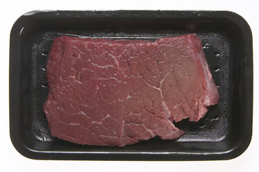 Rohes Steak in Styroporbox, Ansicht von oben - THF00889