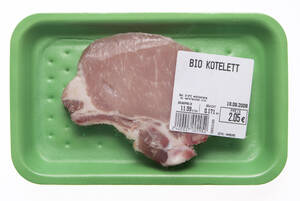 Rohes Schweinekotelett in Styroporbox, Ansicht von oben - THF00885