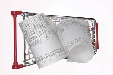 Ein aufgerollter Kassenzettel im Einkaufswagen, Ansicht von oben, lizenzfreies Stockfoto