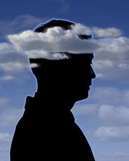 Silhouette eines Mannes mit Kopf in den Wolken - IGOF00007