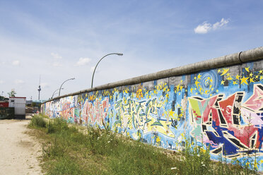 Germany, Berlin, Wall with graffiti - 09334CS-U