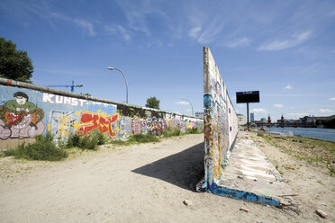 Germany, Berlin, Wall with graffiti - 09333CS-U