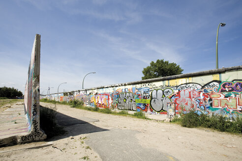 Deutschland, Berlin, Mauer mit Graffiti - 09332CS-U