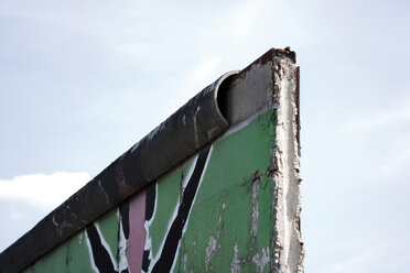 Deutschland, Berlin, Gebrochene Mauer mit Graffiti - 09328CS-U