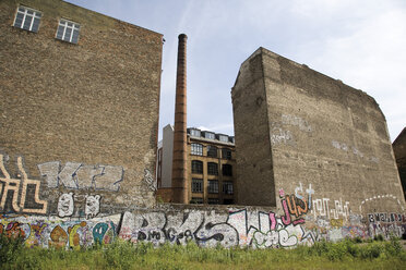 Deutschland, Berlin, Altes Fabrikgelände, Graffiti an der Wand - 09325CS-U