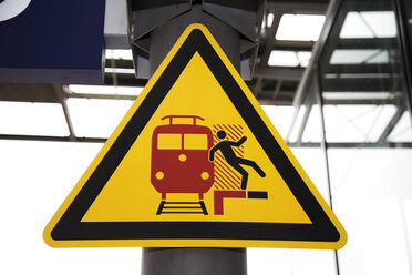 Warnschild am Bahnhof - 09315CS-U