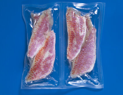 Gefrorener Ziegenfisch, vakuumverpackt, Ansicht von oben - THF00956