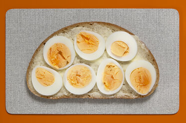 Scheibe Brot mit Eiern, Ansicht von oben - TH00909