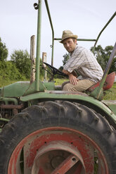 Porträt eines Landwirts auf einem Traktor - BMF00503